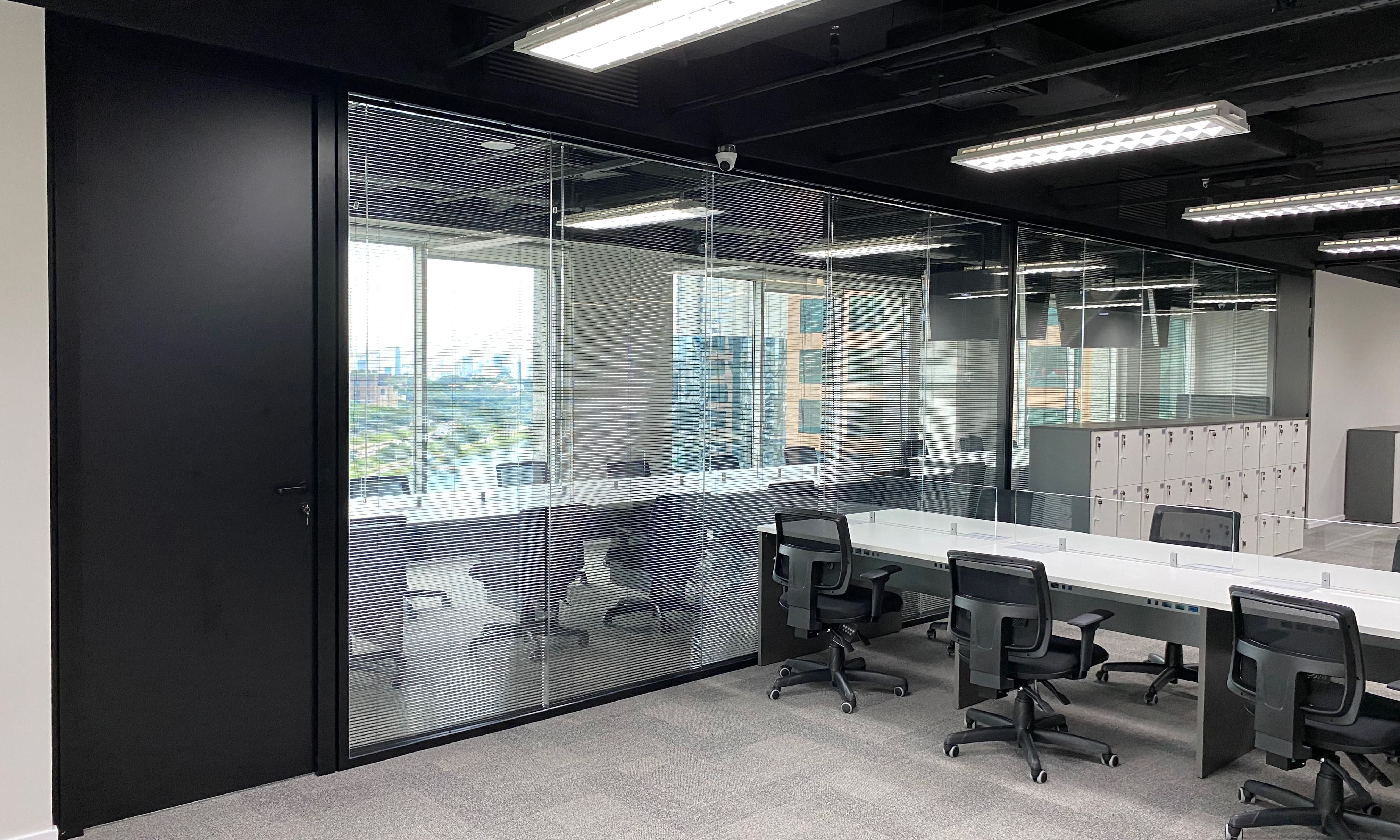 Sala de reunião com divisória com vidros e persianas e portas em MDF preto